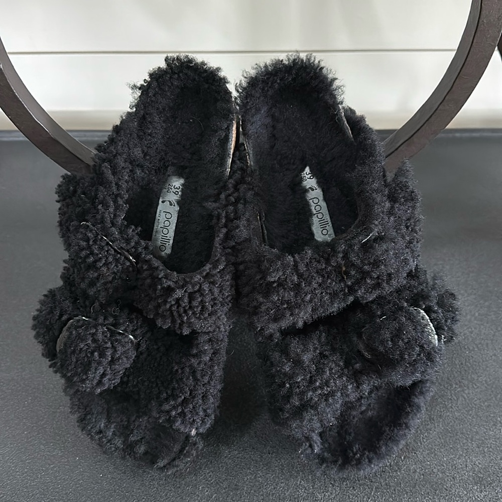Very gently used Birkenstock Papillio Arizona Big Buckle Genuine Shearling Slide